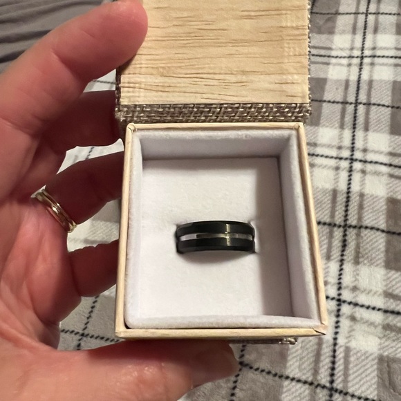 NIB Men’s Wedding Band - Picture 2 of 4